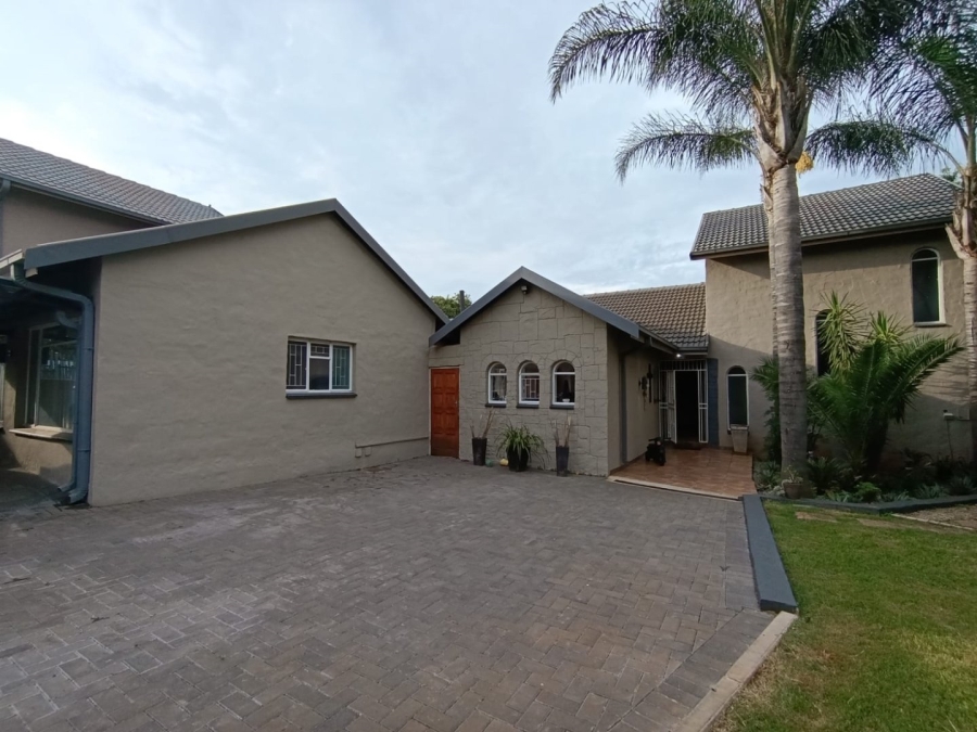 To Let 4 Bedroom Property for Rent in Eldoraigne Gauteng