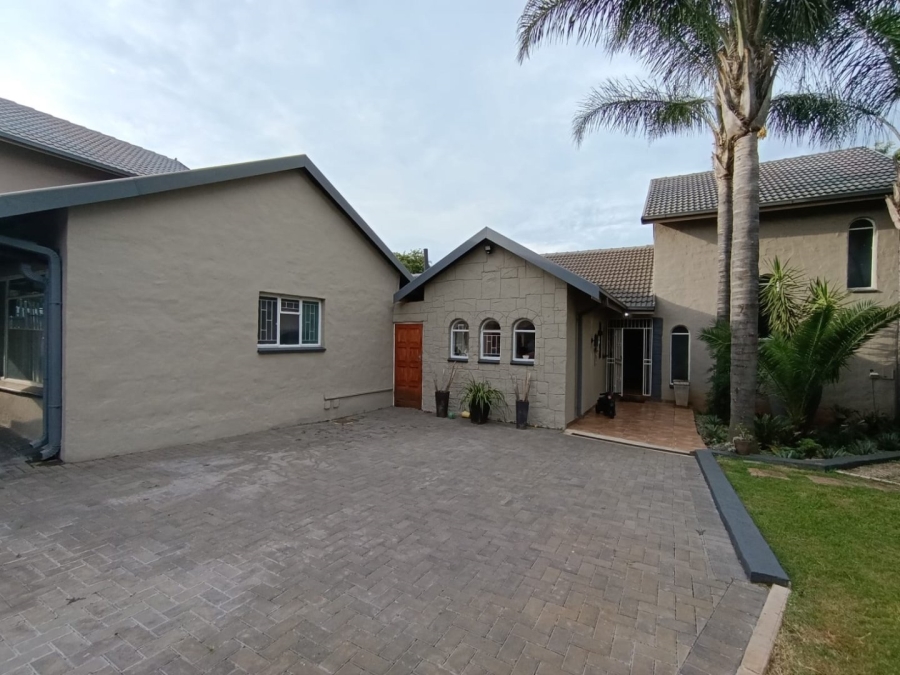 To Let 4 Bedroom Property for Rent in Eldoraigne Gauteng