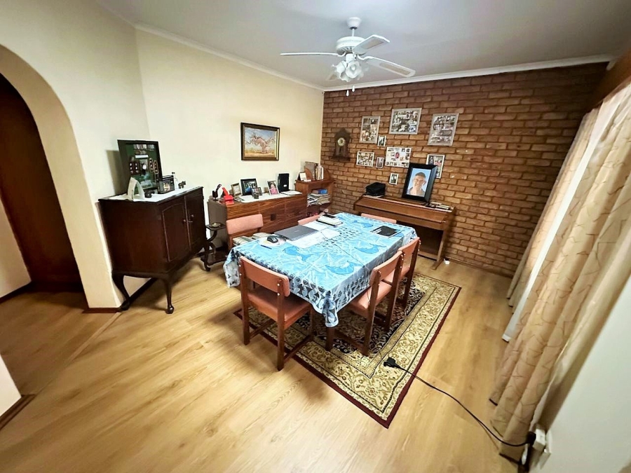 3 Bedroom Property for Sale in Die Hoewes Gauteng