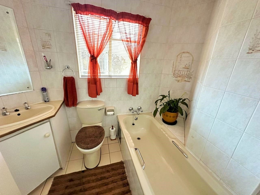 3 Bedroom Property for Sale in Die Hoewes Gauteng