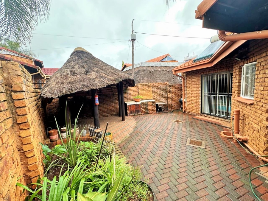 3 Bedroom Property for Sale in Die Hoewes Gauteng