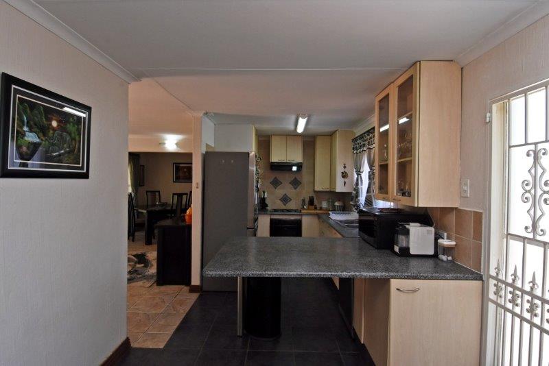 5 Bedroom Property for Sale in Wilgeheuwel Gauteng