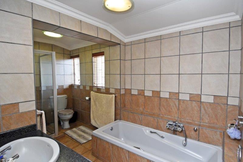 5 Bedroom Property for Sale in Wilgeheuwel Gauteng