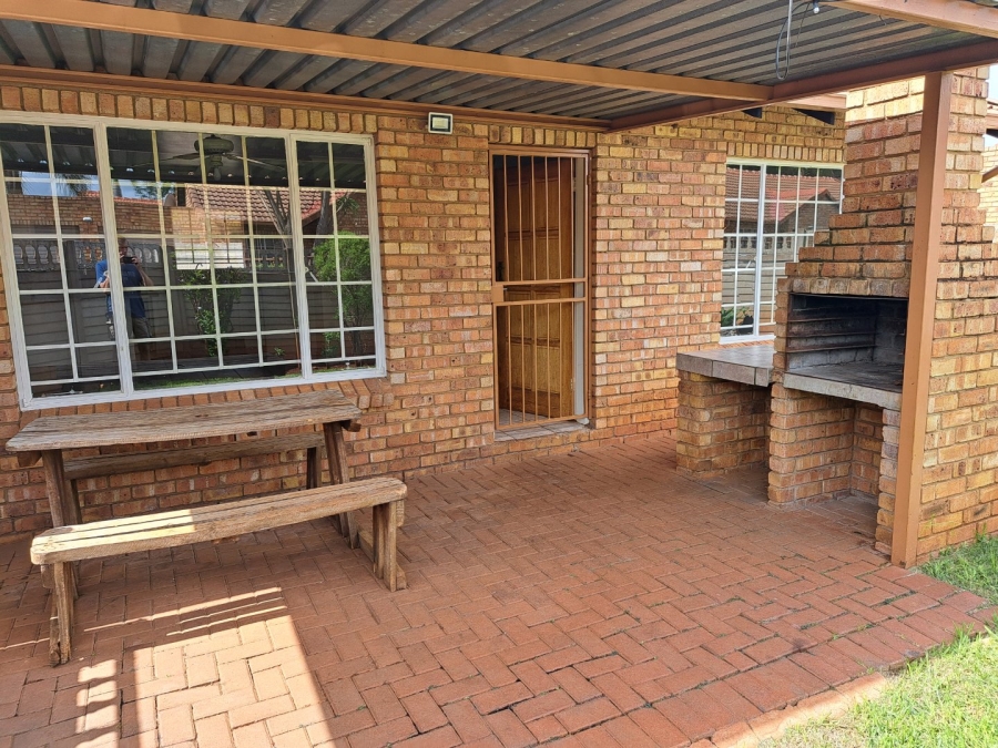 2 Bedroom Property for Sale in Doornpoort Gauteng