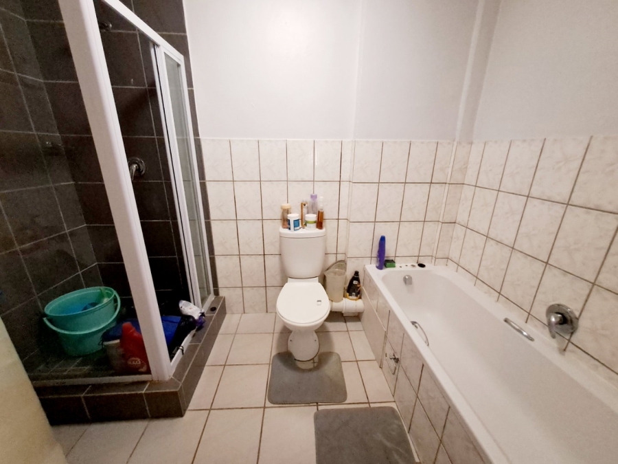 2 Bedroom Property for Sale in Die Hoewes Gauteng