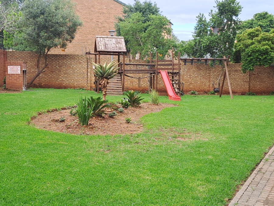 2 Bedroom Property for Sale in Die Hoewes Gauteng