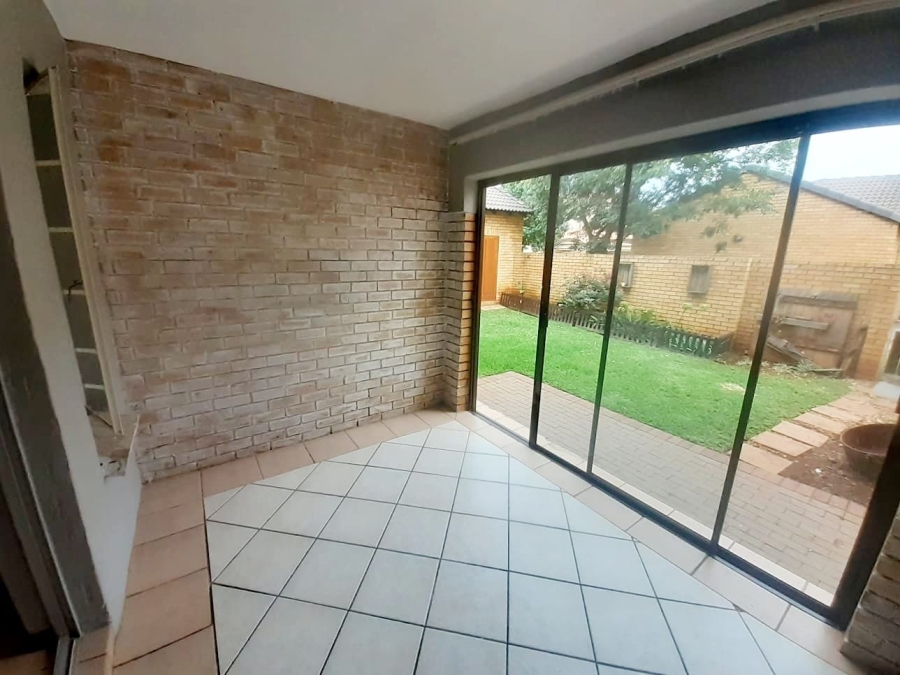 To Let 2 Bedroom Property for Rent in Monavoni Gauteng