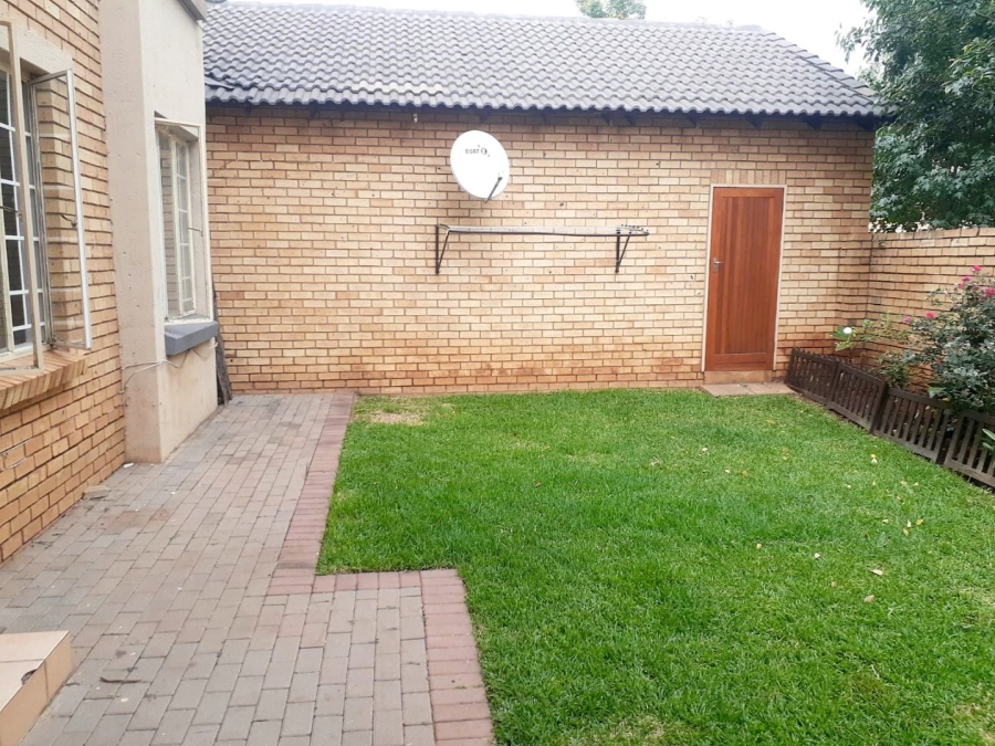 To Let 2 Bedroom Property for Rent in Monavoni Gauteng