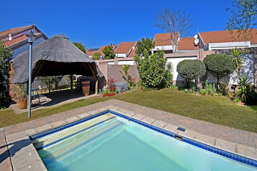 To Let 2 Bedroom Property for Rent in Broadacres Gauteng