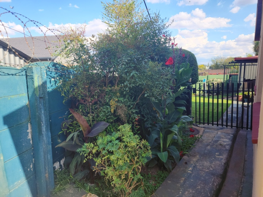 To Let 1 Bedroom Property for Rent in Woodmere Gauteng