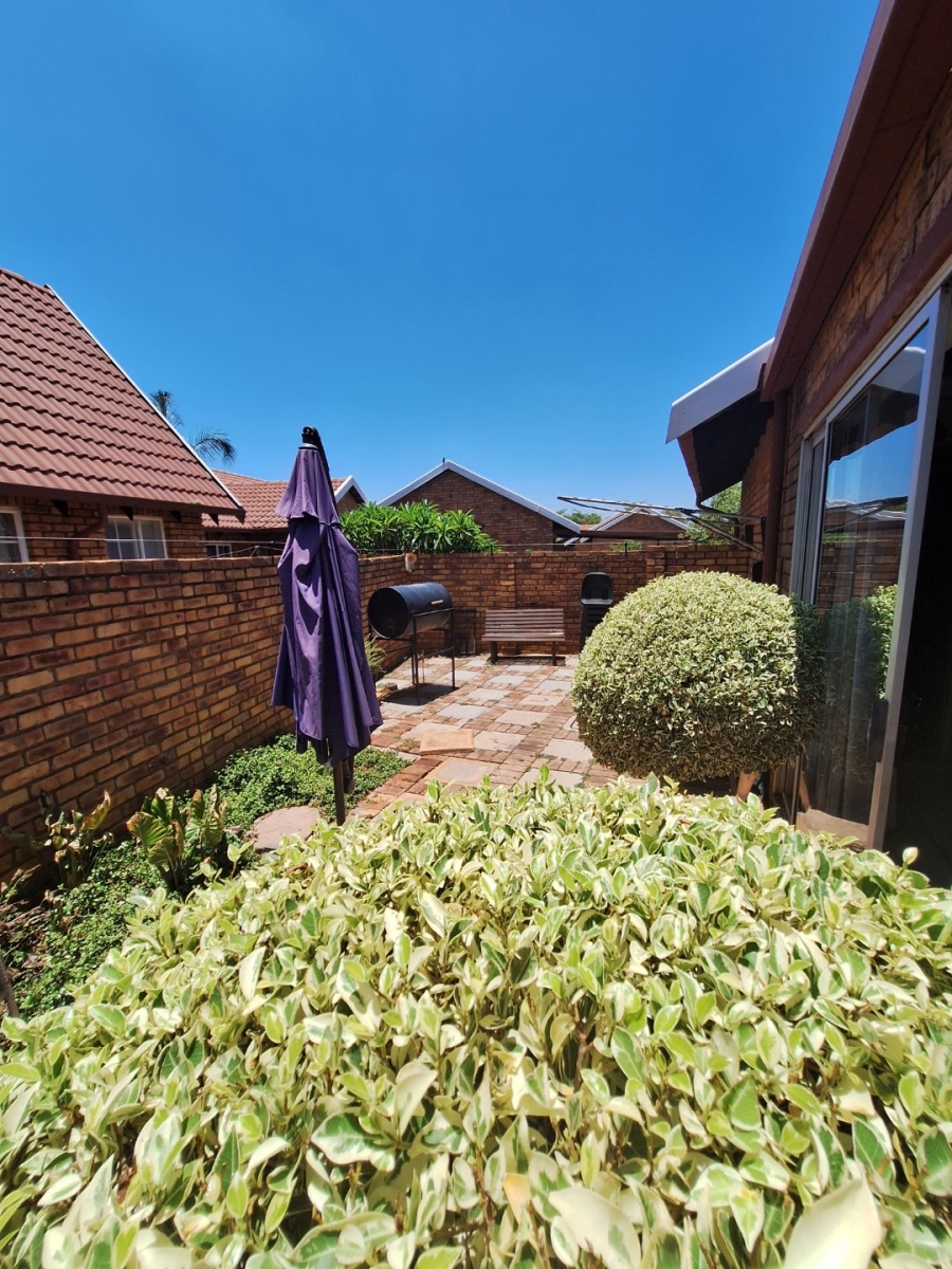 2 Bedroom Property for Sale in Wierdaglen Estate Gauteng