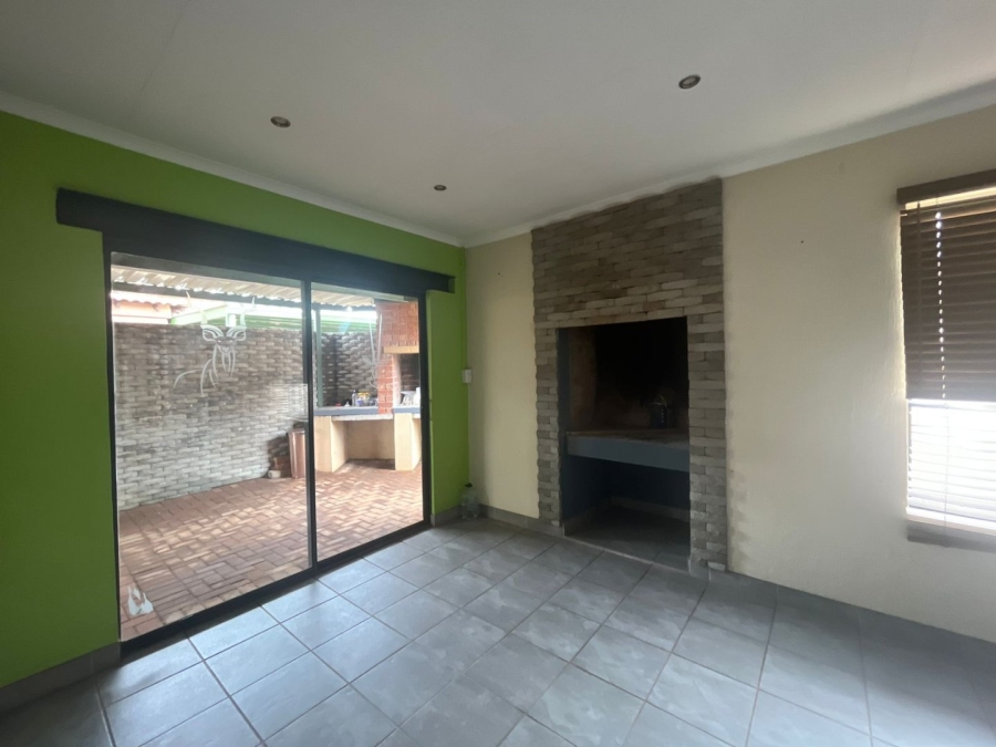 2 Bedroom Property for Sale in Hesteapark Gauteng