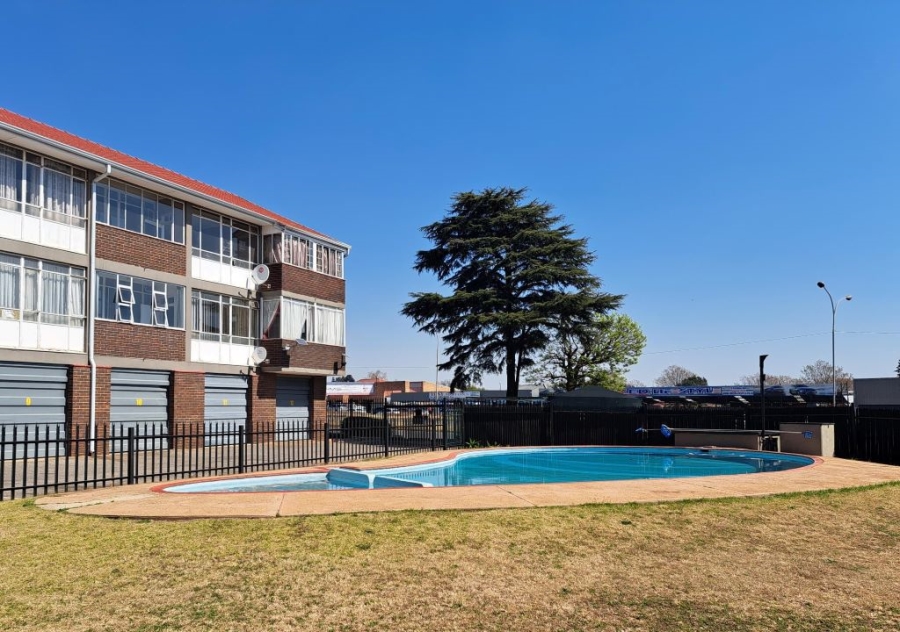 To Let 2 Bedroom Property for Rent in Rhodesfield Gauteng