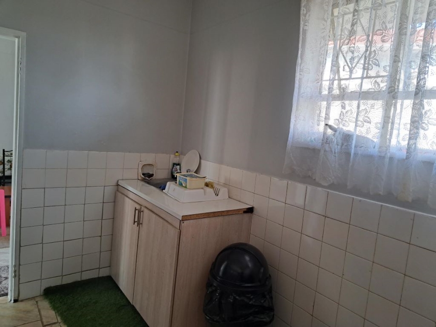 To Let 2 Bedroom Property for Rent in Rhodesfield Gauteng