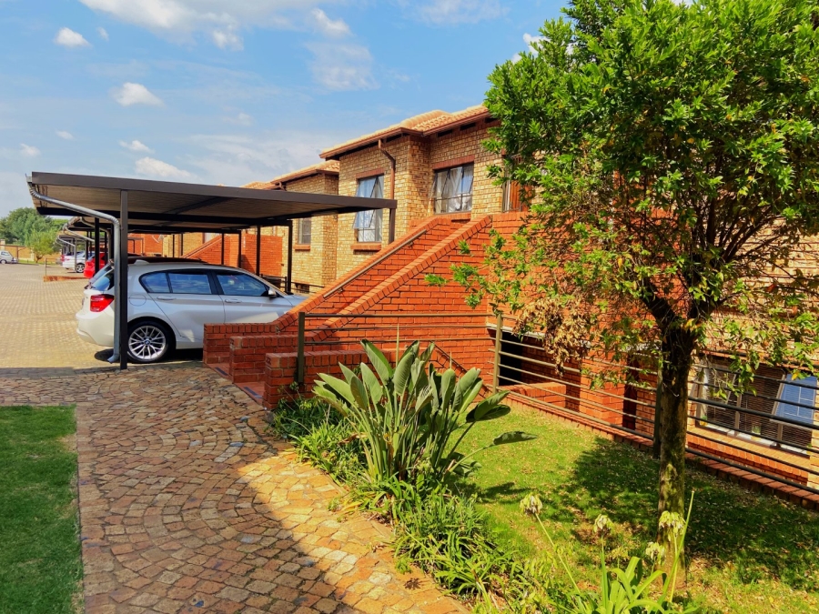 To Let 2 Bedroom Property for Rent in Weltevreden Park Gauteng