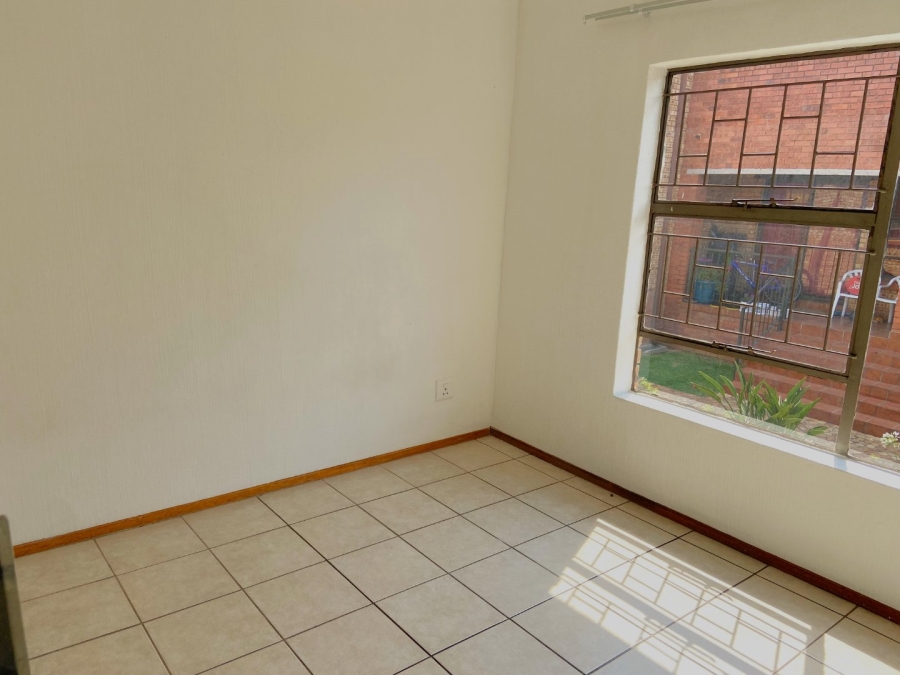 To Let 2 Bedroom Property for Rent in Weltevreden Park Gauteng