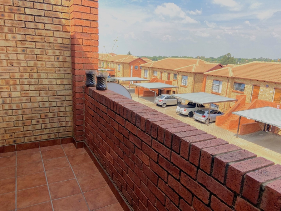 To Let 2 Bedroom Property for Rent in Weltevreden Park Gauteng