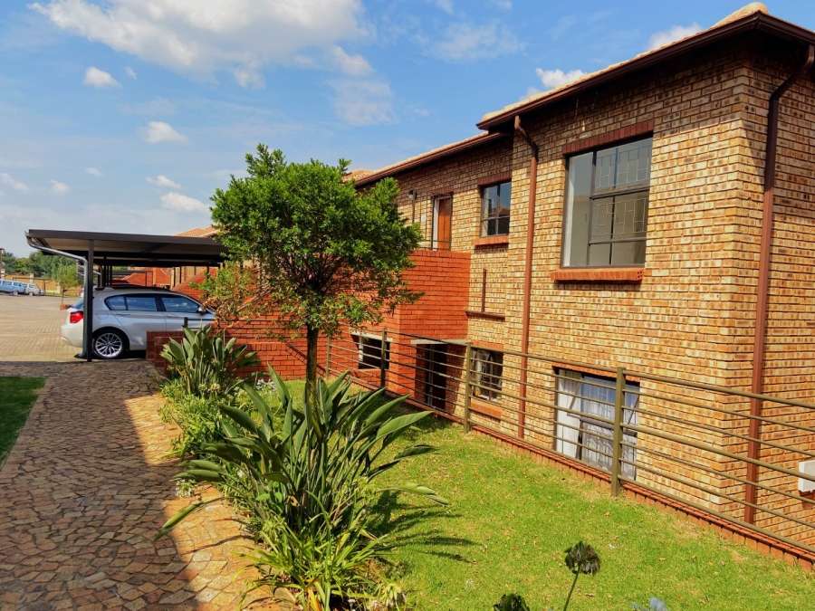 To Let 2 Bedroom Property for Rent in Weltevreden Park Gauteng