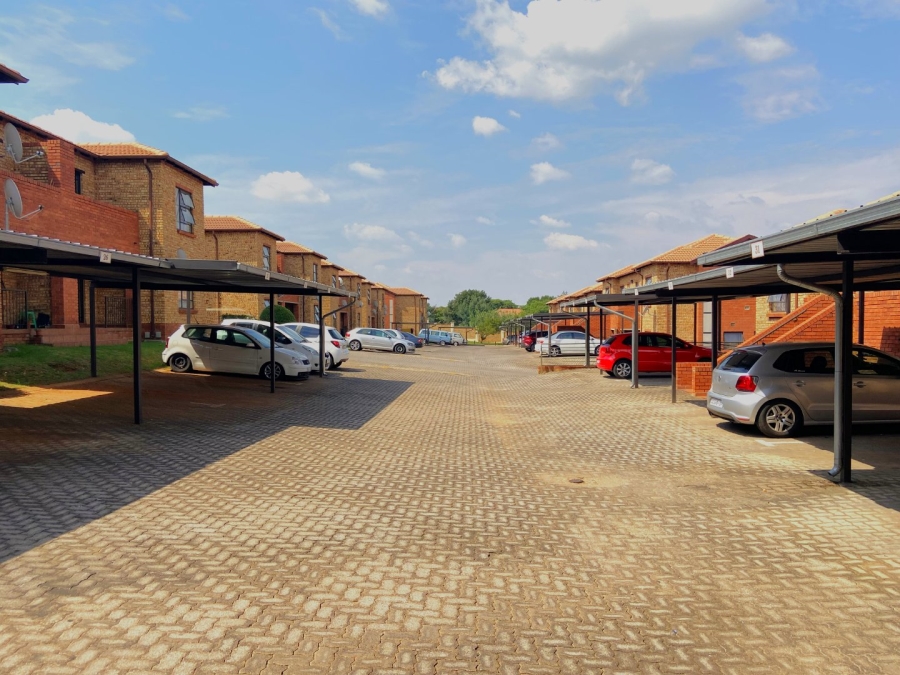 To Let 2 Bedroom Property for Rent in Weltevreden Park Gauteng