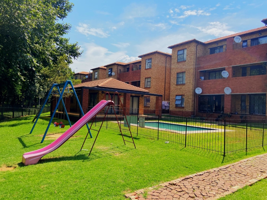 To Let 2 Bedroom Property for Rent in Weltevreden Park Gauteng