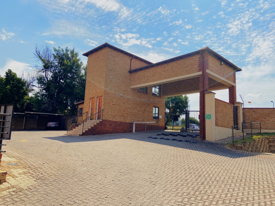 To Let 2 Bedroom Property for Rent in Weltevreden Park Gauteng