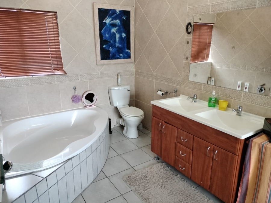 5 Bedroom Property for Sale in Magalieskruin Gauteng