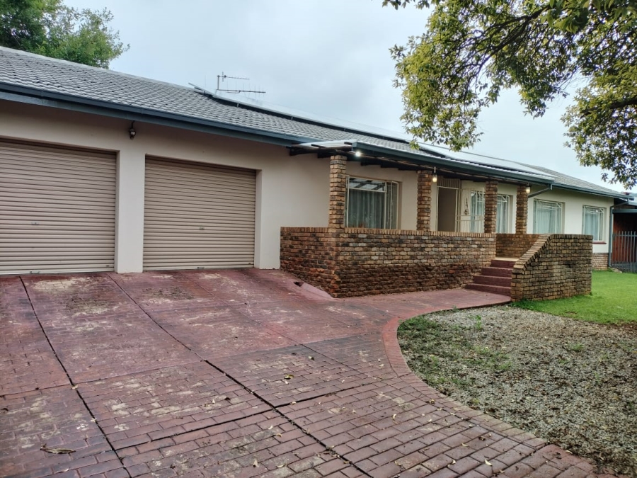 5 Bedroom Property for Sale in Magalieskruin Gauteng