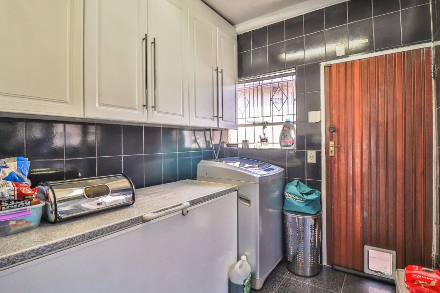 4 Bedroom Property for Sale in Mondeor Gauteng