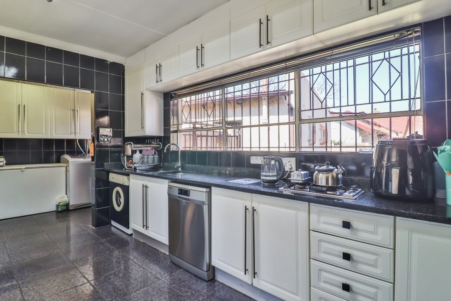 4 Bedroom Property for Sale in Mondeor Gauteng