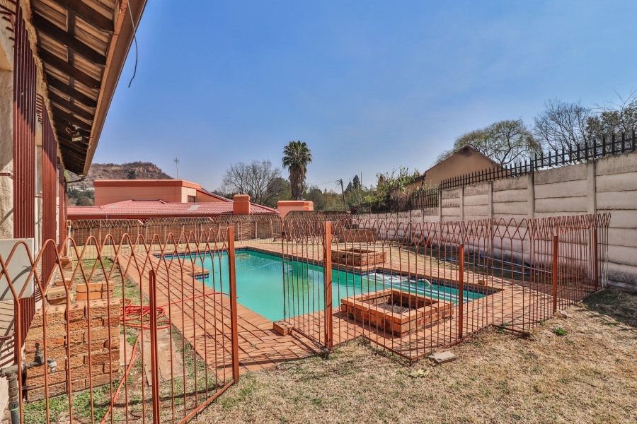 4 Bedroom Property for Sale in Mondeor Gauteng