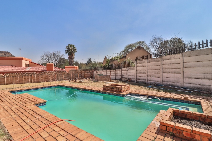 4 Bedroom Property for Sale in Mondeor Gauteng