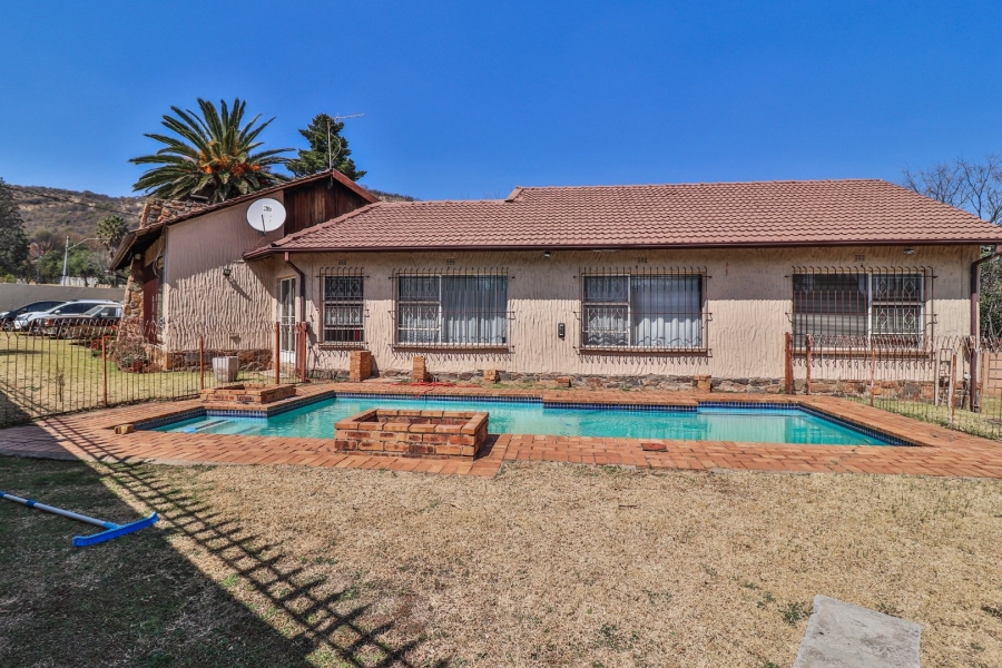 4 Bedroom Property for Sale in Mondeor Gauteng