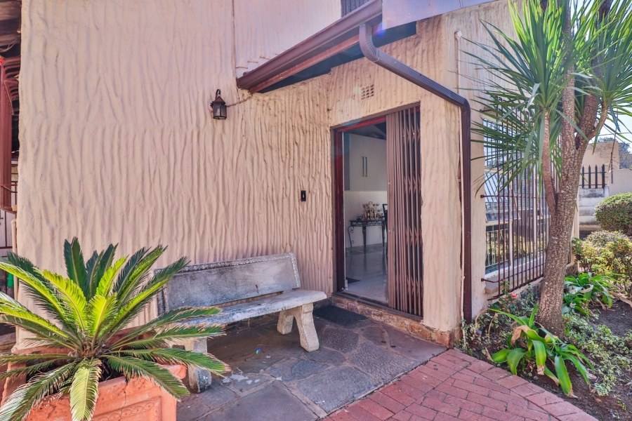 4 Bedroom Property for Sale in Mondeor Gauteng