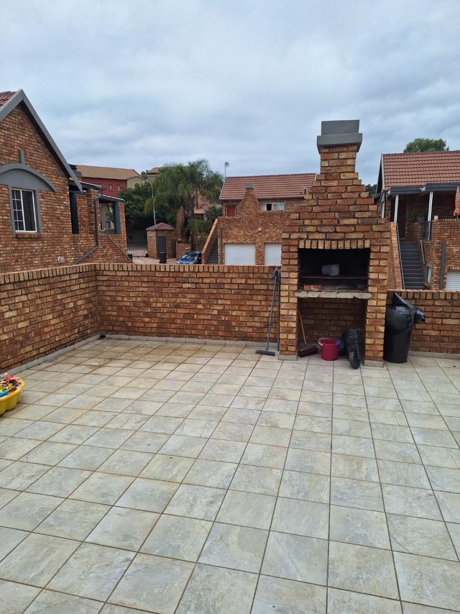 To Let 2 Bedroom Property for Rent in Die Hoewes Gauteng