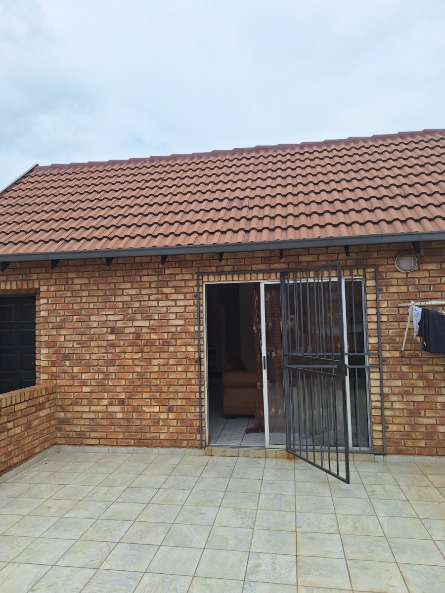 To Let 2 Bedroom Property for Rent in Die Hoewes Gauteng