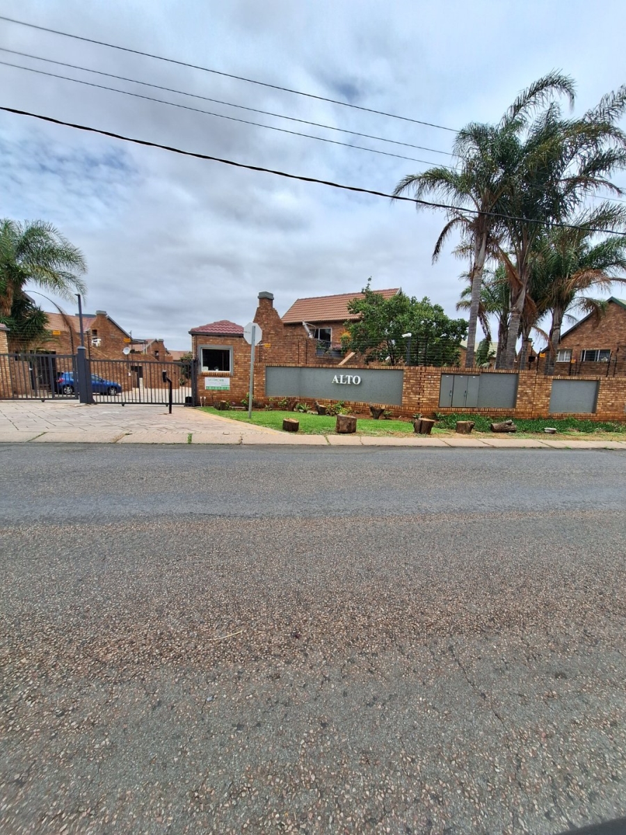 To Let 2 Bedroom Property for Rent in Die Hoewes Gauteng