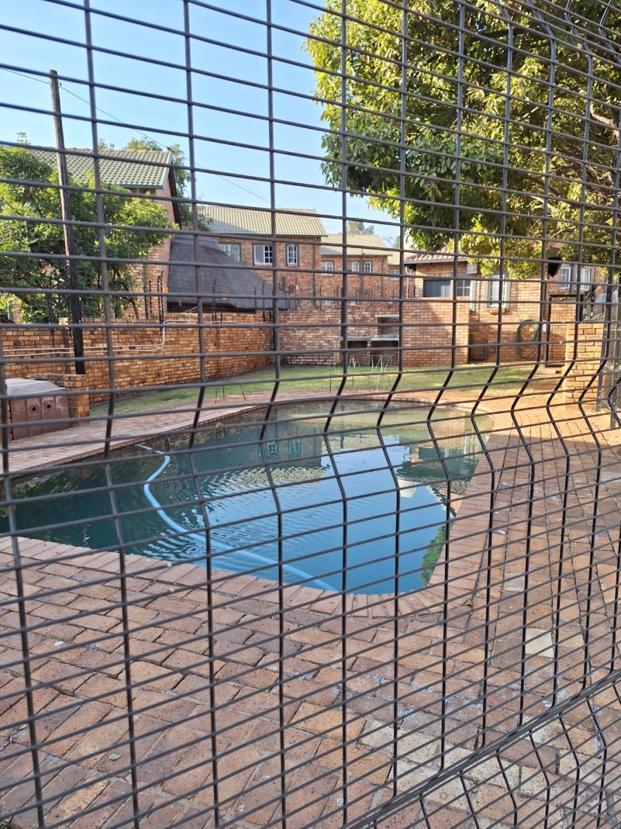 To Let 2 Bedroom Property for Rent in Die Hoewes Gauteng