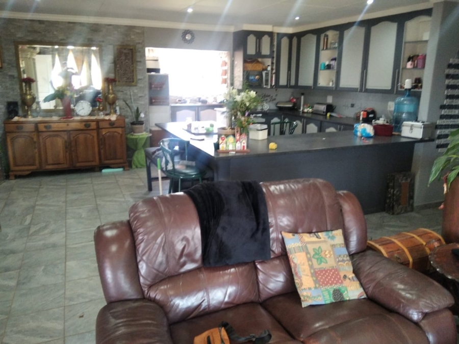  Bedroom Property for Sale in Honingneskrans Ah Gauteng