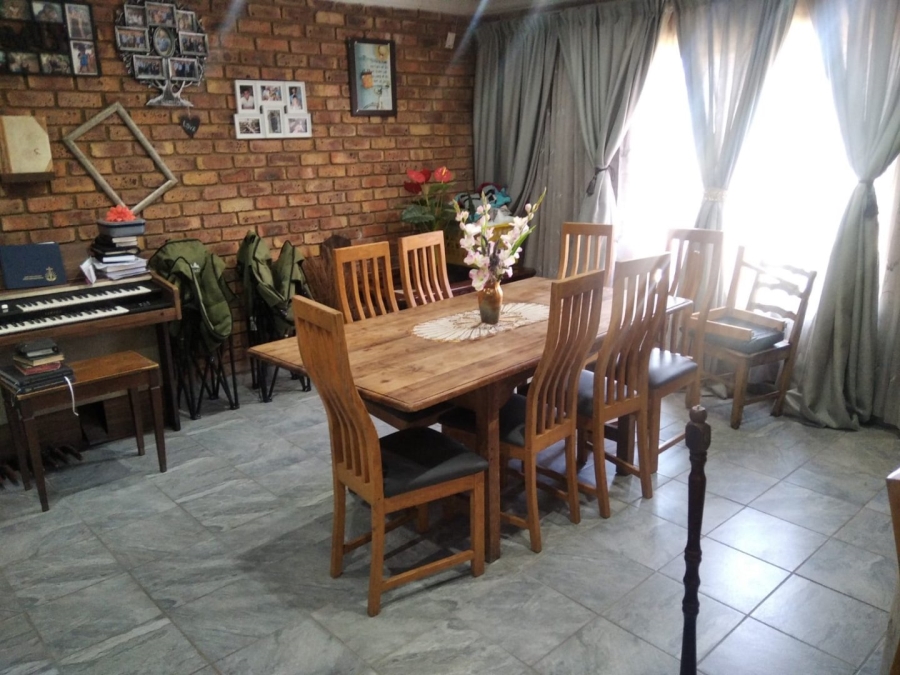  Bedroom Property for Sale in Honingneskrans Ah Gauteng