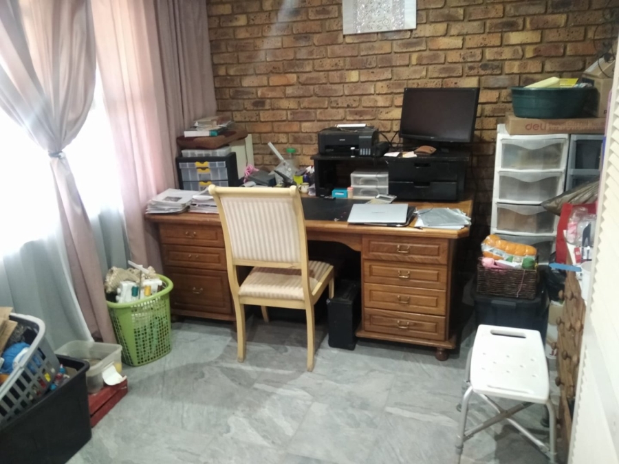  Bedroom Property for Sale in Honingneskrans Ah Gauteng