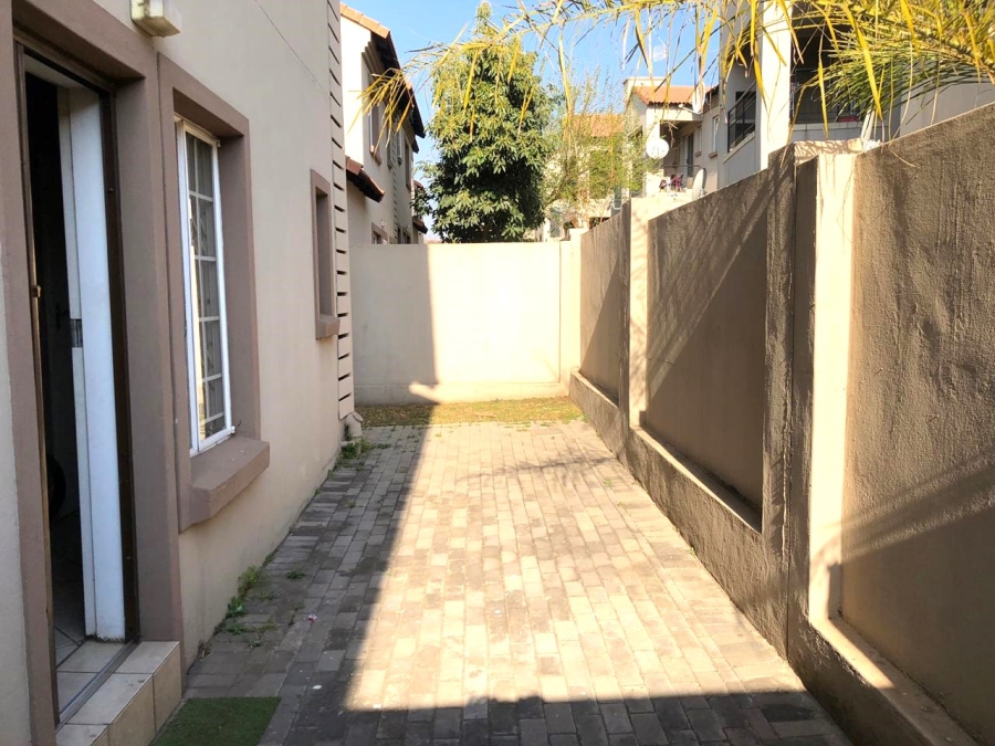 To Let 3 Bedroom Property for Rent in Vorna Valley Gauteng