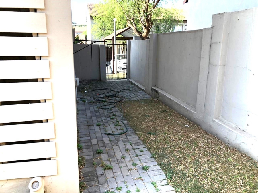 To Let 3 Bedroom Property for Rent in Vorna Valley Gauteng