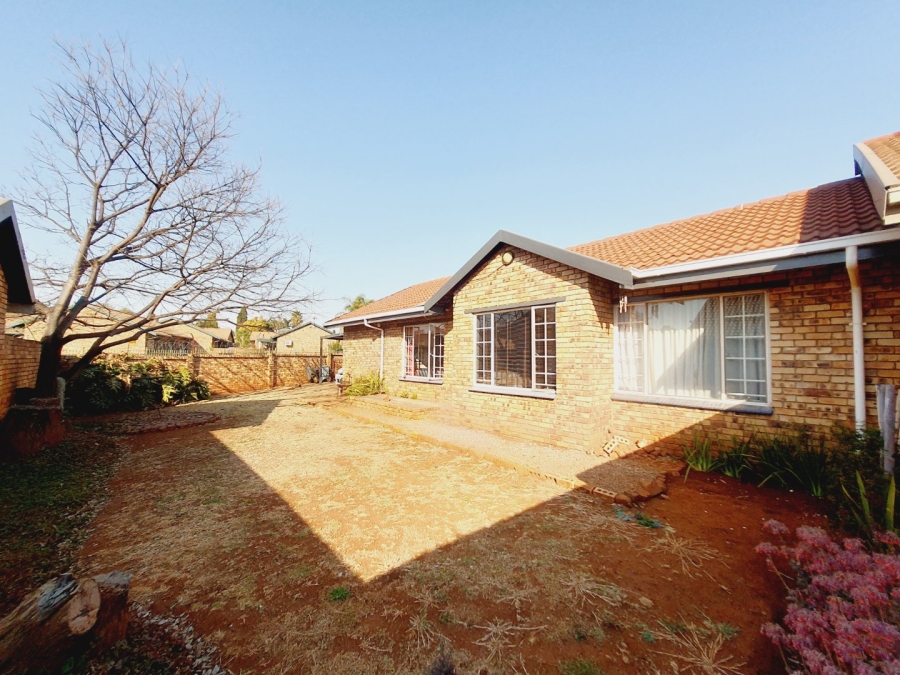 3 Bedroom Property for Sale in Rooihuiskraal North Gauteng