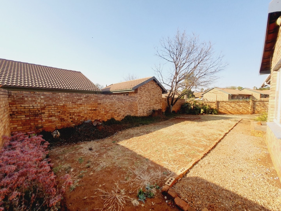 3 Bedroom Property for Sale in Rooihuiskraal North Gauteng