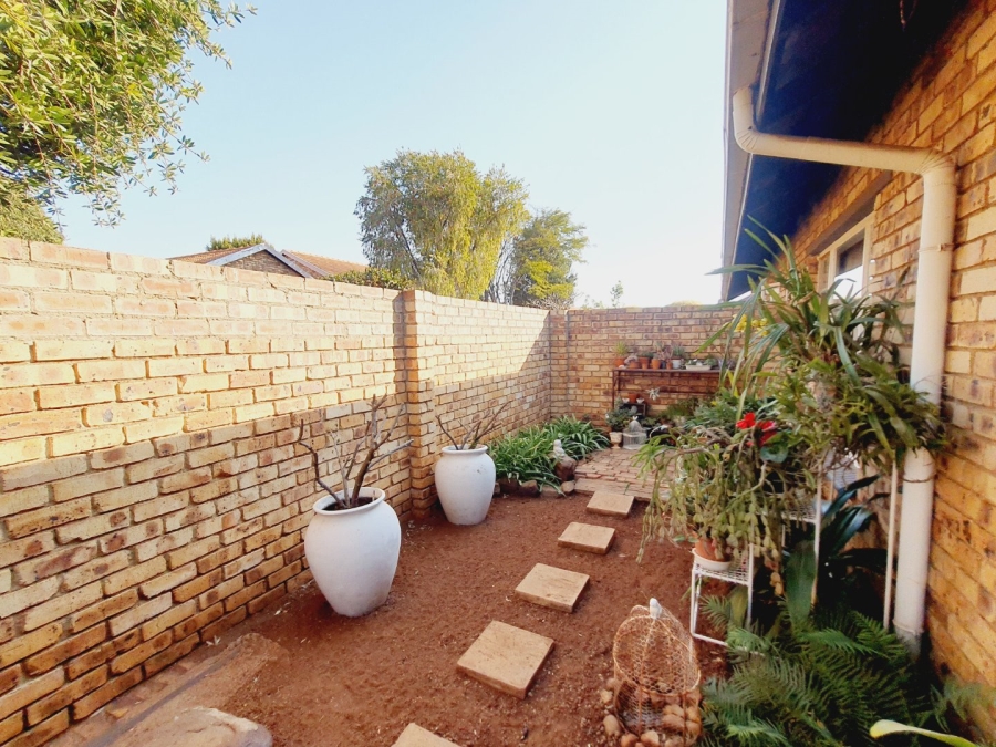 3 Bedroom Property for Sale in Rooihuiskraal North Gauteng