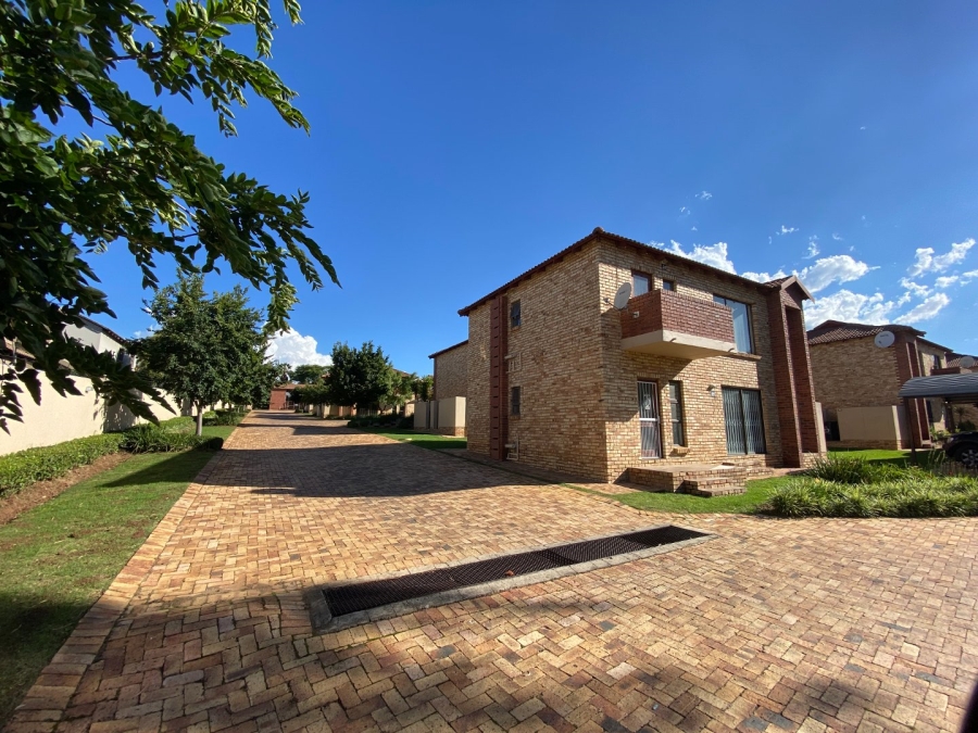 To Let 2 Bedroom Property for Rent in Fourways Gauteng