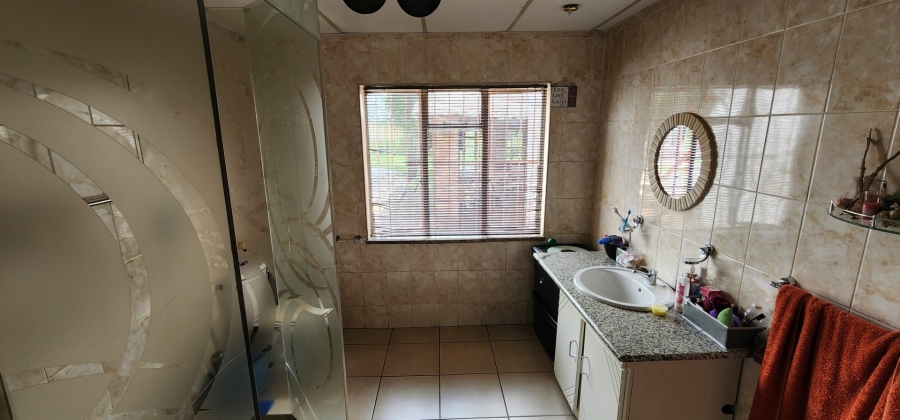 To Let 2 Bedroom Property for Rent in Bosmont Gauteng