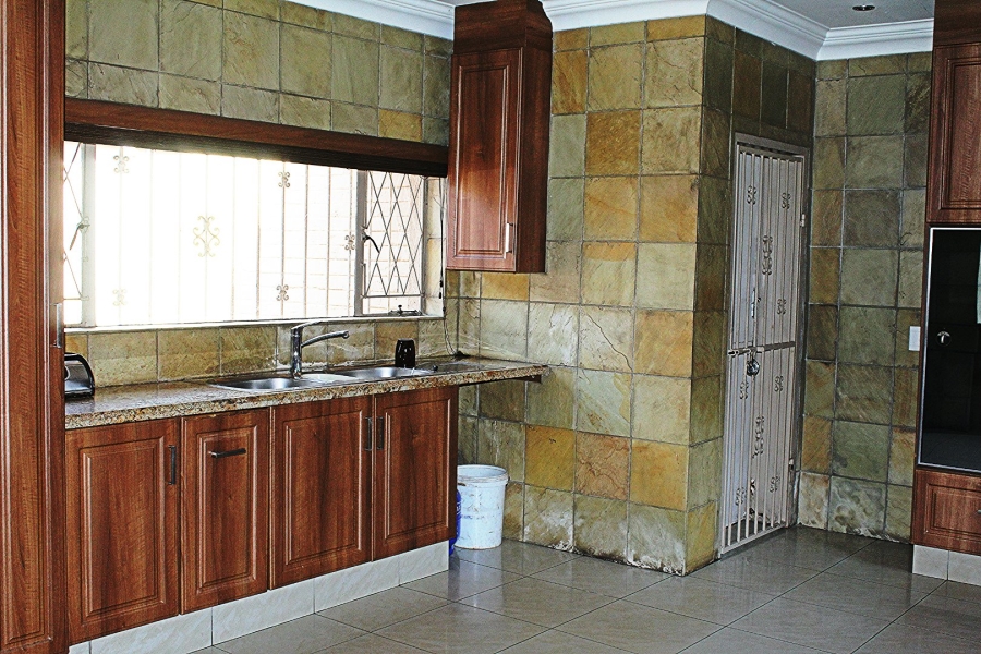 7 Bedroom Property for Sale in Buccleuch Gauteng