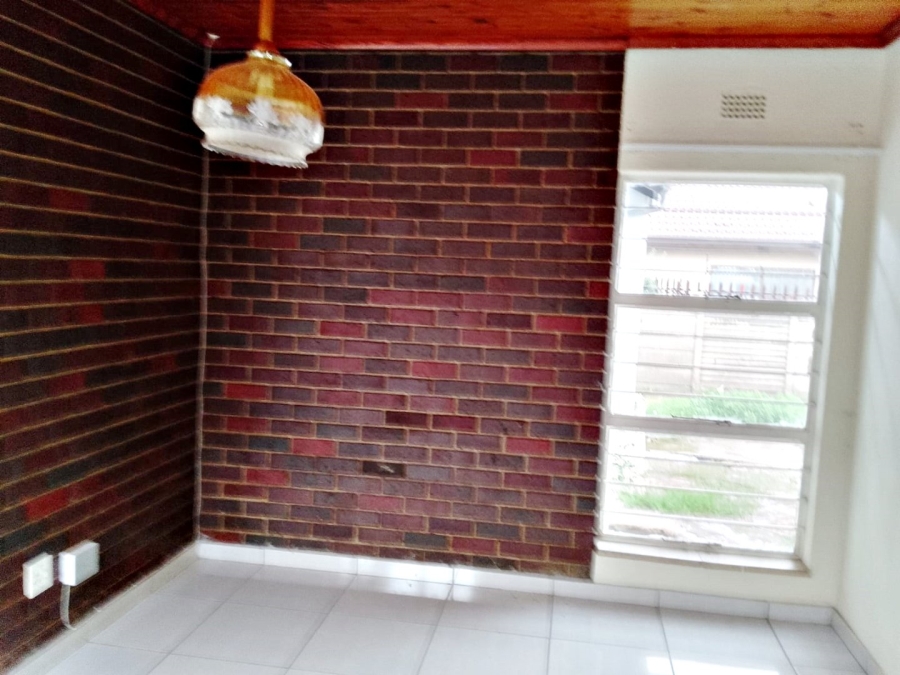 To Let 4 Bedroom Property for Rent in Glen Marais Gauteng