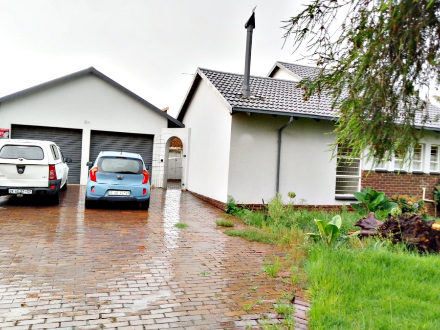 To Let 4 Bedroom Property for Rent in Glen Marais Gauteng